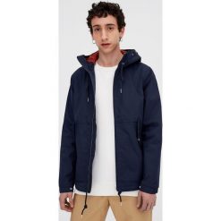Krótka lekka parka z kapturem. Zielone płaszcze męskie Pull&Bear, m, bez wzorów, krótkie, z kapturem. Za 89,90 zł.