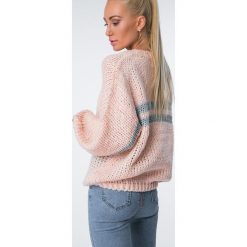 Sweter z mieniącymi się paskami łososiowy MISC5525. Czerwone swetry klasyczne damskie marki Fasardi. Za 109,00 zł.