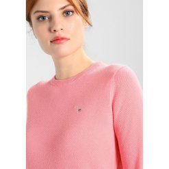 Swetry damskie: GANT CREW Sweter geranium pink