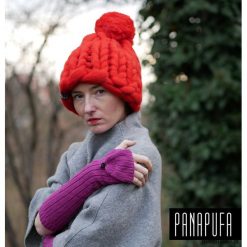 Czapka BEANIE POMPOM na drutach w grubym splocie. Czarne czapki damskie marki Pakamera, z materiału. Za 176,00 zł.