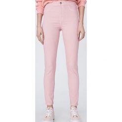 Spodnie skinny fit - Różowy. Różowe spodnie damskie Sinsay, bez wzorów. W wyprzedaży za 25,99 zł.