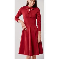Sukienka Sotera burgundowa XXS bordo. Czerwone sukienki damskie Marie Zélie, na jesień, s, w paski, z elastanu, eleganckie, bez kołnierzyka, bez rękawów. Za 297,00 zł.