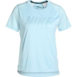Nike Performance DRY MILER Tshirt z nadrukiem ocean bliss/noise aqua/reflective silv. Niebieskie topy sportowe damskie marki Nike Performance, xl, z nadrukiem, z materiału. Za 129,00 zł.