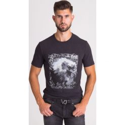 T-SHIRT REGULAR FIT EA7 EMPORIO ARMANI. Szare t-shirty męskie EA7 Emporio Armani, s, z nadrukiem, klasyczne, z okrągłym kołnierzem. Za 199,50 zł.