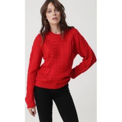Czerwony Sweter Whitfield. Czerwone swetry damskie Born2be, uniwersalny, bez wzorów, z dzianiny, klasyczne, bez rękawów, bez kaptura. Za 149,99 zł.