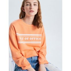 Bluza z napisem - Pomarańczowy. Pomarańczowe bluzy damskie Cropp, s, z napisami, bez rękawów, bez kaptura. Za 59,99 zł.