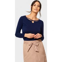 Granatowy top z ozdobnym dekoltem. Niebieskie bluzki damskie Greenpoint, bez wzorów, z elastanu, bez kołnierzyka, bez rękawów. Za 24,99 zł.