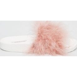 TheWhiteBrand - Klapki. Różowe klapki damskie TheWhiteBrand, bez wzorów, z gumy, bez obcasa. W wyprzedaży za 129,90 zł.