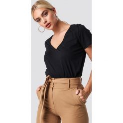 NA-KD Basic T-shirt z dekoltem V - Black. Różowe t-shirty damskie marki NA-KD Basic, z bawełny. Za 52,95 zł.