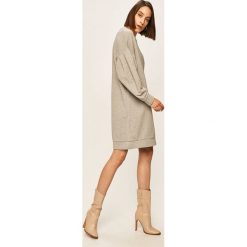 Answear - Sukienka. Szare sukienki damskie ANSWEAR, na co dzień, m, bez wzorów, z bawełny, casualowe, z okrągłym kołnierzem, z długim rękawem, długie, mini, proste. Za 179,90 zł.