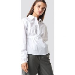 NA-KD Trend Krótka koszula z miseczkami - White. Białe koszule wiązane damskie NA-KD Trend, z krótkim rękawem. Za 121,95 zł.