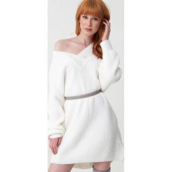 Biała Sukienka Carmela. Białe sukienki damskie Born2be, uniwersalny, w paski, z dzianiny, długie, mini, oversize. Za 209,99 zł.