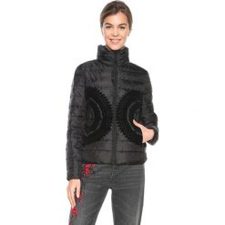 Desigual Damska kurtka puchowa Pune Negro 18WWEWB8 2000 (rozmiar 40). Kurtki damskie Desigual, bez wzorów, z puchu, bez kaptura. W wyprzedaży za 280,00 zł.