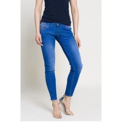 Guess Jeans - Jeansy. Niebieskie jeansy damskie skinny marki Guess Jeans, z aplikacjami, z elastanu, z obniżonym stanem. W wyprzedaży za 239,90 zł.