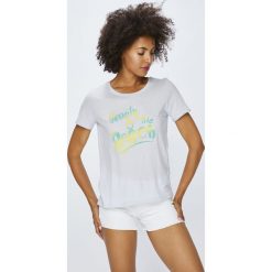 Only - Top Happy Isa. Niebieskie bluzki damskie marki ONLY, s, z bawełny, casualowe, z okrągłym kołnierzem, z krótkim rękawem. W wyprzedaży za 49,90 zł.
