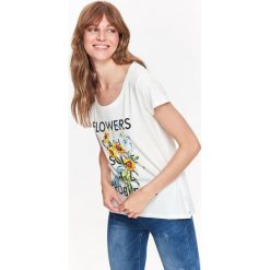 T-SHIRT KRÓTKI RĘKAW DAMSKI W KWIATY, Z NADRUKIEM. Szare t-shirty damskie marki Top Secret, w ażurowe wzory. Za 14,99 zł.