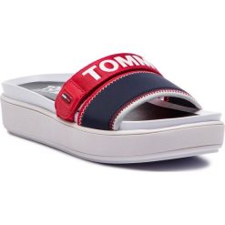 Klapki TOMMY JEANS - Sporty Neoprene Mule EN0EN00444 Midnight 403. Czerwone klapki damskie marki Tommy Jeans, bez wzorów, z jeansu, bez obcasa. Za 359,00 zł.