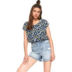 T-shirt printowany w kwiaty. Niebieskie t-shirty damskie Top Secret, w kwiaty, z dzianiny, z dekoltem w serek. W wyprzedaży za 29,99 zł.