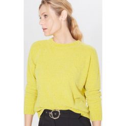 Szenilowy sweter oversize - Zielony. Zielone swetry damskie Mohito, s. W wyprzedaży za 39,99 zł.