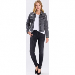 Dżinsy "Alan" - Skinny fit - w kolorze czarnym. Czarne rurki damskie marki Cross Jeans, z aplikacjami. W wyprzedaży za 113,95 zł.