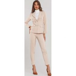 Beżowy Garnitur Elegance. Brązowe marynarki damskie Renee, s, bez wzorów. Za 149,99 zł.