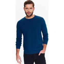 SWETER MĘSKI Z OZDOBNYM SPLOTEM NA ŁOKCIACH. Niebieskie golfy męskie marki Top Secret, na lato, xl, z haftami, z dzianiny, klasyczne, z klasycznym kołnierzykiem. W wyprzedaży za 69,99 zł.
