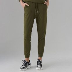 Dzianinowe spodnie jogger - Khaki. Brązowe spodnie damskie Mohito, s, z dzianiny. Za 79,99 zł.