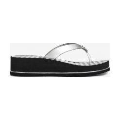 Guess Enzy Japonki Srebrny. Szare klapki damskie Guess, w paski, z materiału, bez obcasa, na platformie. Za 214,95 zł.