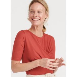 T-shirt z prazkowanej dzianiny - Czerwony. Czerwone t-shirty damskie Reserved, s, bez wzorów, z dzianiny, bez kołnierzyka. W wyprzedaży za 39,99 zł.