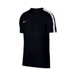 Nike M NK BRT SQD TOP SS 18, 10 | PIŁKA NOŻNA / PIŁKA NOŻNA | MĘŻCZYZNA | TOP Z KRÓTKIM RĘKAWEM | CZARNY / BIAŁY / BIAŁY | XL. Czarne koszulki męskie Nike, xl, bez wzorów, z materiału, bez kołnierzyka, z krótkim rękawem, krótkie, do piłki nożnej. W wyprzedaży za 189,92 zł.