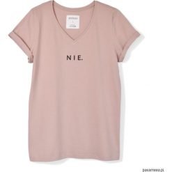 T-shirt pudrowy róż NIE. Różowe t-shirty damskie Pakamera, z napisami, klasyczne, z klasycznym kołnierzykiem. Za 89,00 zł.