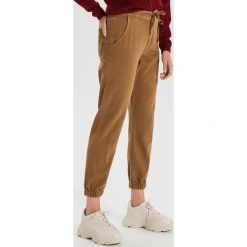 Jeansy comfort jogger - Zielony. Zielone jeansy damskie Cropp. Za 119,99 zł.