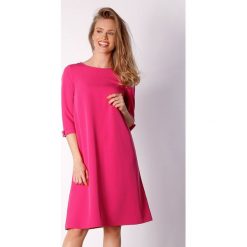 Sukienka w kolorze różowym. Różowe sukienki damskie Moda na kolor, xs, bez wzorów, bez kołnierzyka, bez rękawów, midi. W wyprzedaży za 109,95 zł.