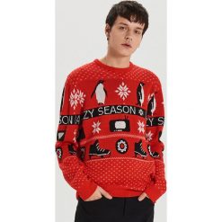 Sweter z zimowym motywem - Czerwony. Czerwone swetry męskie Cropp, s, bez wzorów, bez kołnierzyka, bez kaptura. Za 99,99 zł.
