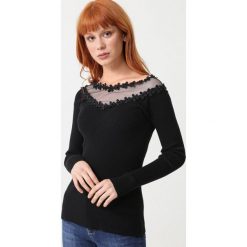 Czarny Sweter Melshire. Czarne swetry dziewczęce Born2be, z aplikacjami, prążkowane, bez kołnierzyka, z długim rękawem, długie, bez kaptura. Za 99,99 zł.