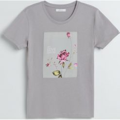T-shirt z bawełny organicznej - Jasny szary. Szare t-shirty damskie Reserved, s, bez wzorów, z bawełny, bez kołnierzyka. W wyprzedaży za 29,99 zł.