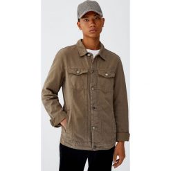 Kolorowa kurtka trucker z kieszenią. Brązowe kurtki męskie marki Pull&Bear, m, w kolorowe wzory. Za 119,00 zł.