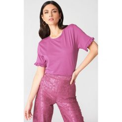 NA-KD T-shirt z falbanką - Pink. Różowe t-shirty damskie NA-KD, z bawełny, z falbankami. W wyprzedaży za 30,48 zł.