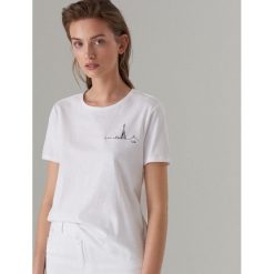 Bawełniana koszulka z haftem - Biały. Białe koszulki damskie Mohito, s, z haftami, z bawełny, bez kołnierzyka. Za 49,99 zł.