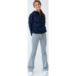 Kurtka typu kangur z kapturem. Kurtki damskie Pull&Bear, bez wzorów, z kapturem. Za 89,90 zł.