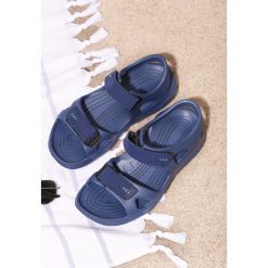 Niebieskie Sandały Innocence. Niebieskie sandały męskie Born2be, na rzepy. Za 49,99 zł.