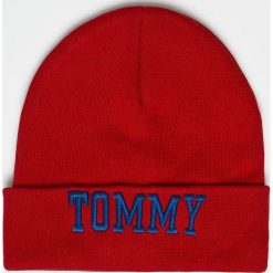 Tommy Jeans - Czapka. Czerwone czapki zimowe damskie Tommy Jeans, na zimę, z bawełny. Za 199,90 zł.