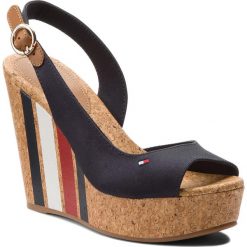 Sandały TOMMY HILFIGER - Wedge With Printed Stripes FW0FW02794 Midnight 403. Niebieskie klapki damskie TOMMY HILFIGER, bez wzorów, z tworzywa sztucznego, bez obcasa, na obcasie. W wyprzedaży za 239,00 zł.