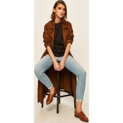 Levi's - Jeansy Mile High. Czerwone jeansy damskie Levi's®, s, z podwyższonym stanem. W wyprzedaży za 379,90 zł.