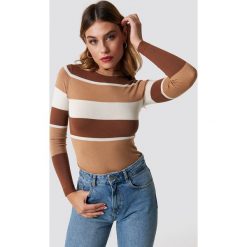 NA-KD Trend Sweter w paski - Brown. Brązowe swetry klasyczne damskie NA-KD Trend, z materiału, z okrągłym kołnierzem. Za 161,95 zł.