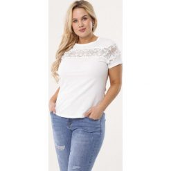 Biała Bluzka Marginal. Białe bluzki damskie Born2be, xl, w ażurowe wzory, z dzianiny, z okrągłym kołnierzem. Za 49,99 zł.