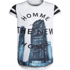 The New GAVE LONG Tshirt z nadrukiem bright white. Białe t-shirty chłopięce marki The New, z nadrukiem, z poliesteru. Za 129,00 zł.