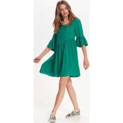ELEGANCKA SUKIENKA Z FALBANKAMI PRZY RĘKAWACH. Zielone sukienki damskie TROLL, na lato, bez wzorów, z dzianiny, eleganckie, bez rękawów. W wyprzedaży za 69,99 zł.