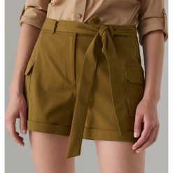 Szorty z kieszeniami cargo - Khaki. Brązowe szorty damskie Mohito, bez wzorów. Za 119,99 zł.