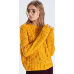 Sweter z warkoczowym splotem - Żółty. Żółte swetry damskie Cropp, s, bez wzorów, ze splotem, bez rękawów, bez kaptura. Za 89,99 zł.